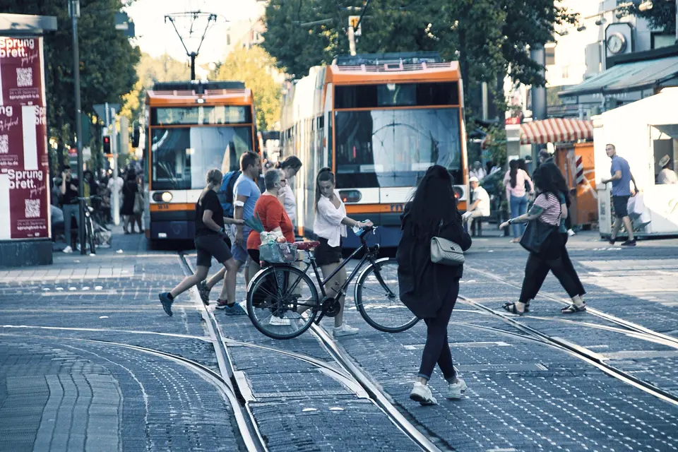 Mannheimer Innenstadt mit Straßenbahnen und Fußgängern