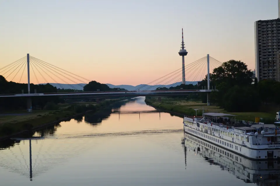 Neckar in Mannheim im Abendlicht mit Brücke und Fernmeldeturm
