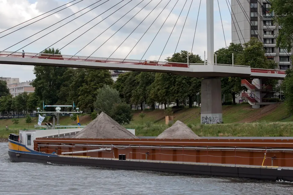 Frachtschiff unter einer Brücke auf dem Neckar in Mannheim