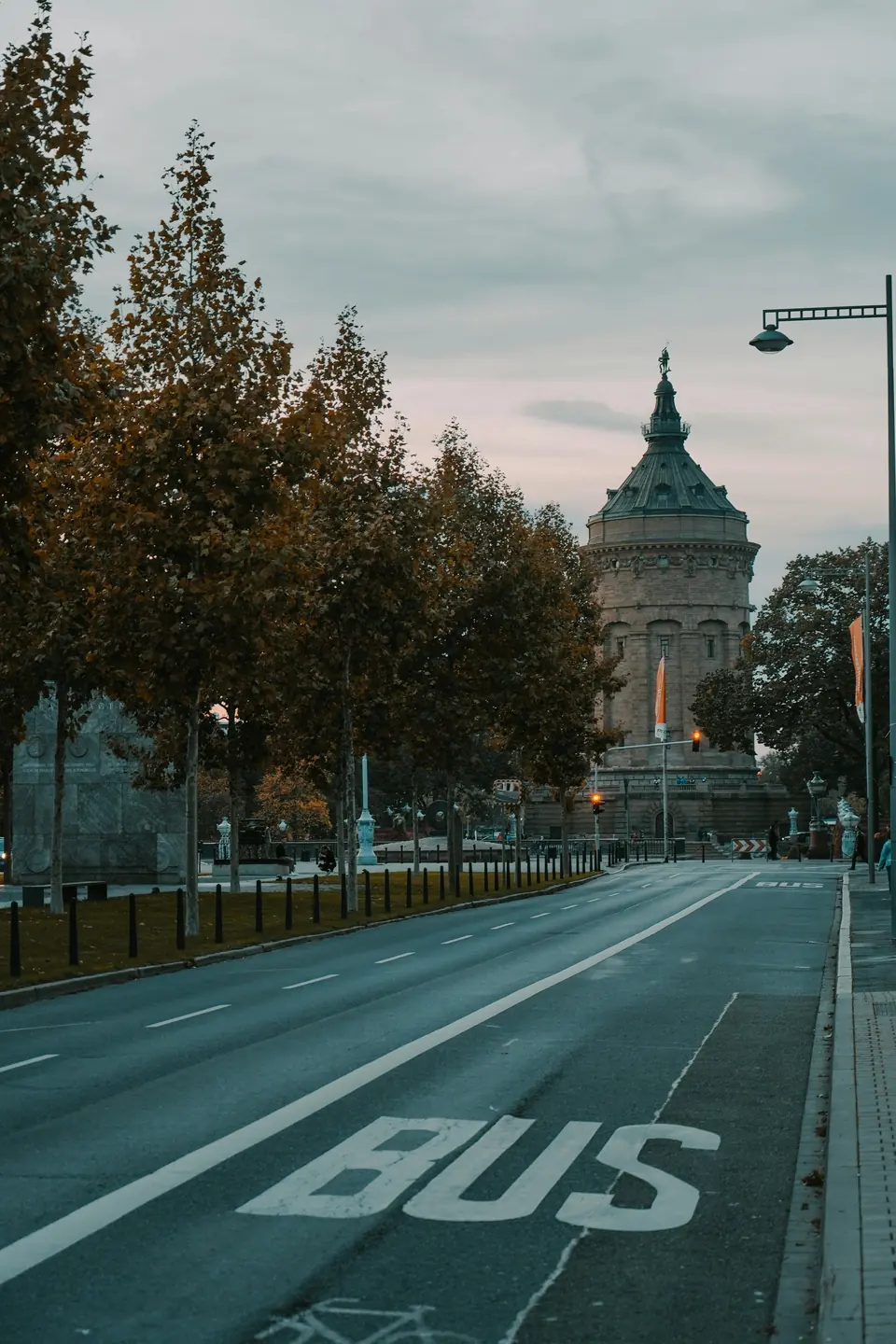 Breite Straße mit Busspur und Blick auf den Mannheimer Wasserturm