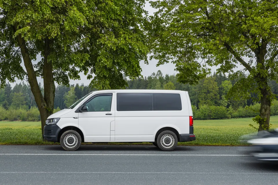 Weißer Transporter von Ross Umzüge auf einer Landstraße