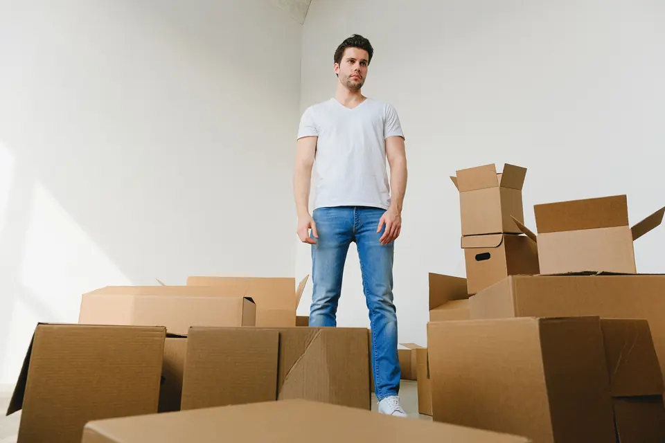 Neue, noch leere Wohnung mit Umzugskartons