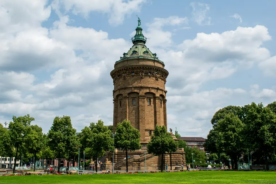 Mannheimer Wasserturm im Sommer mit Bäumen und Wolken
