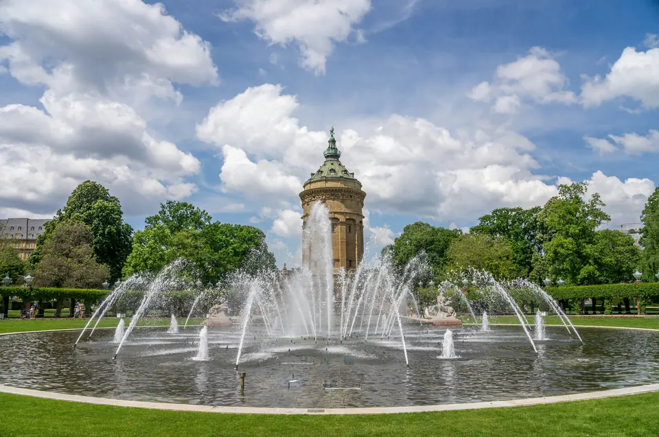 Mannheimer Wasserturm mit Wasserspielen und Parkanlage
